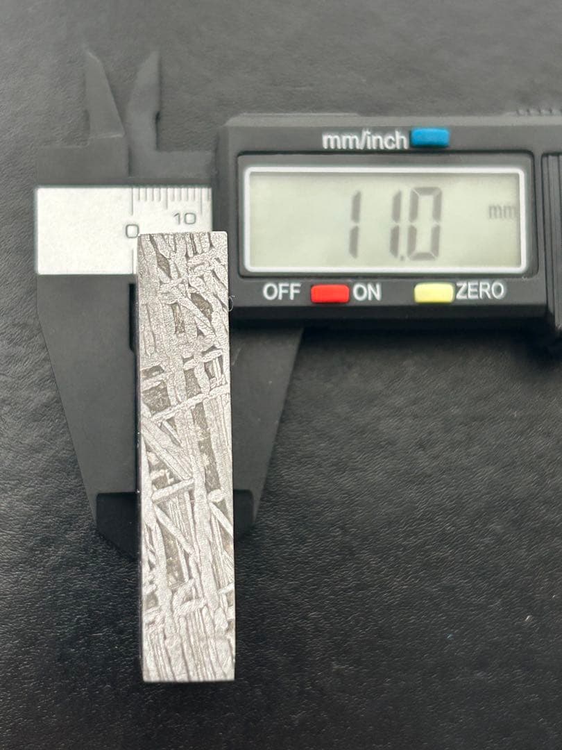 ウ*ル様 アルタイ鉄隕石。美しい四角形。約212.12g
