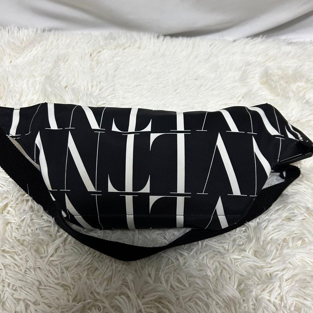 極美品　valentino VLTN ボディバッグ　ショルダーバッグ　ロゴ入り