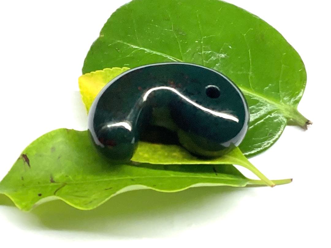 ✳摩訶不思議な力　特大出雲石勾玉【碧玉】赤い鉄分浮かぶ濃厚な結晶　鑑別書付‼️