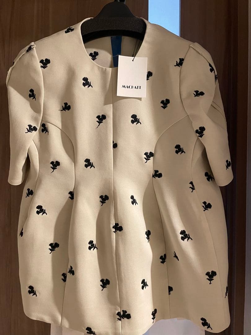 【公式サイトにて購入・即日発送可能】MACHATT フラワー刺繍 半袖トップス