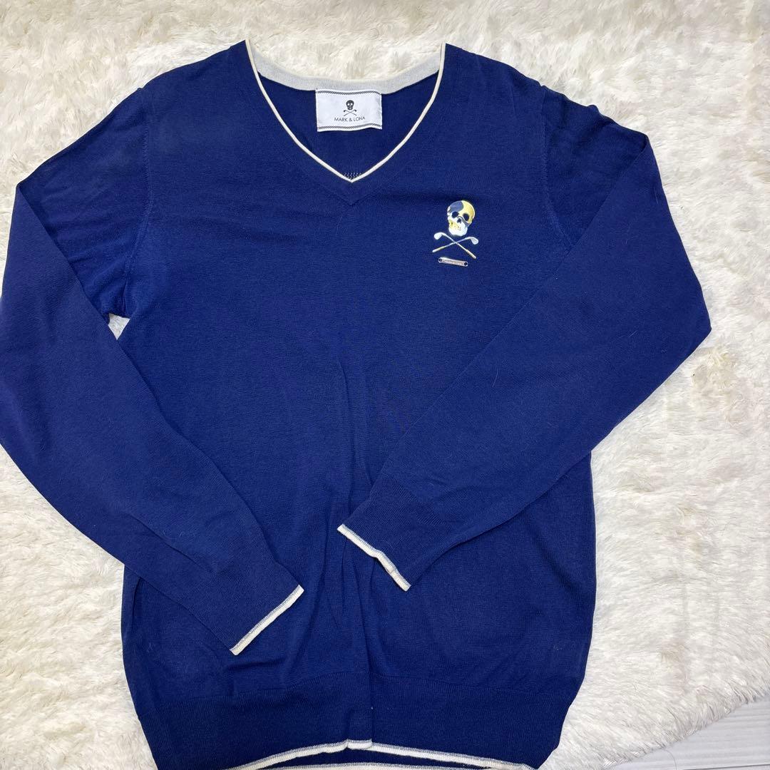 マークアンドロナ　Vネックセーター　スカル　バックロゴ　長袖　ブルー　メンズ　L