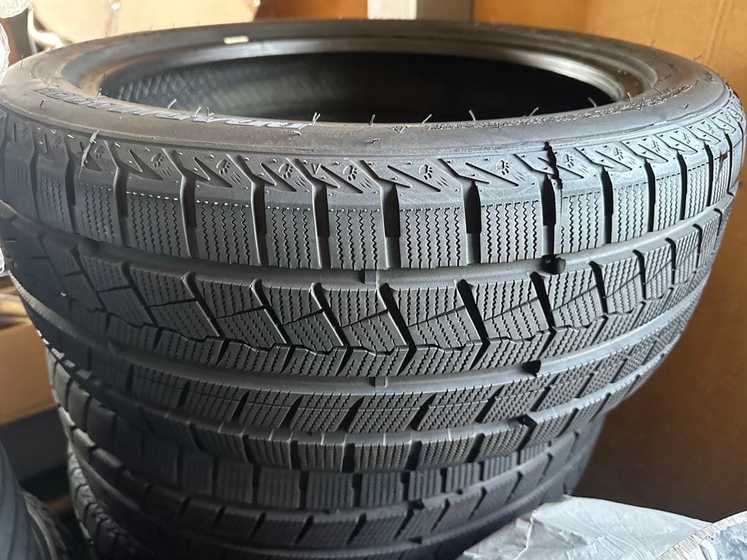 スタッドレスタイヤ 225/45R18 バリ山　室内保管　数回程度　2022年