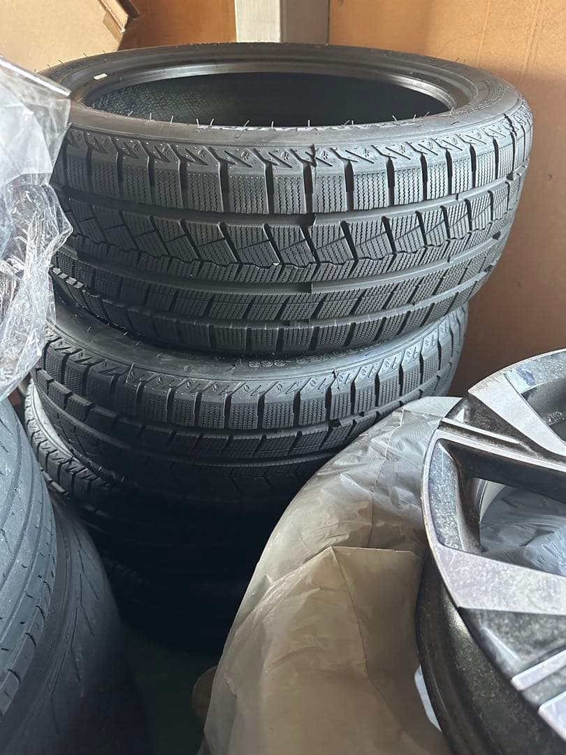 スタッドレスタイヤ 225/45R18 バリ山　室内保管　数回程度　2022年