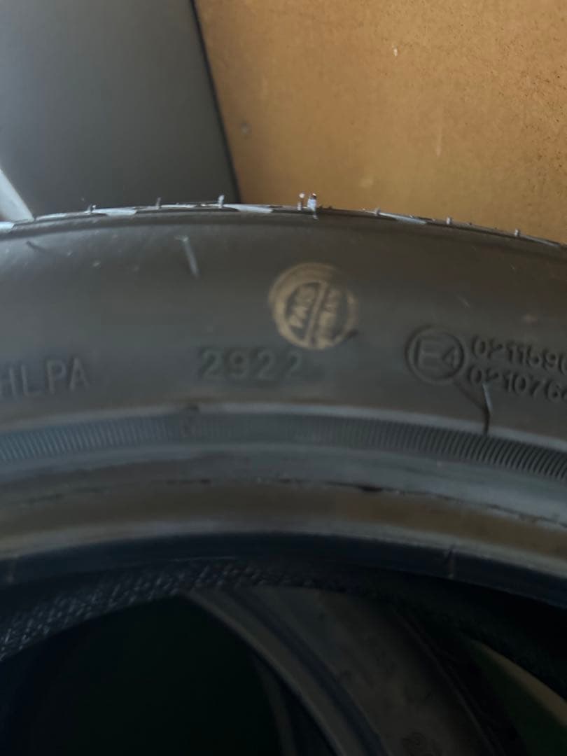 スタッドレスタイヤ 225/45R18 バリ山　室内保管　数回程度　2022年