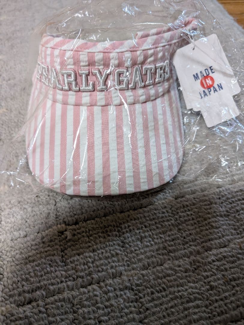 PEARL YGATESのピンクと白のストライプ バイザー