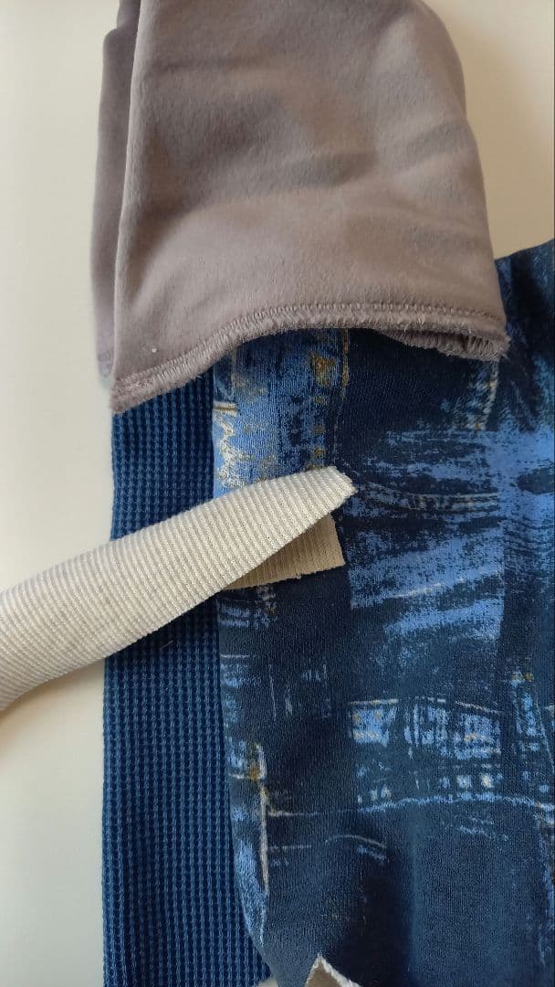 フード付きの犬の服