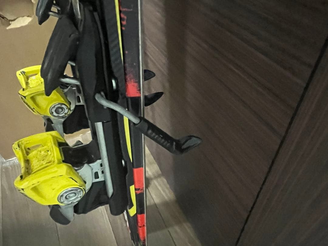 Atomic スキー板 赤/黒/黄 ビンディング付き