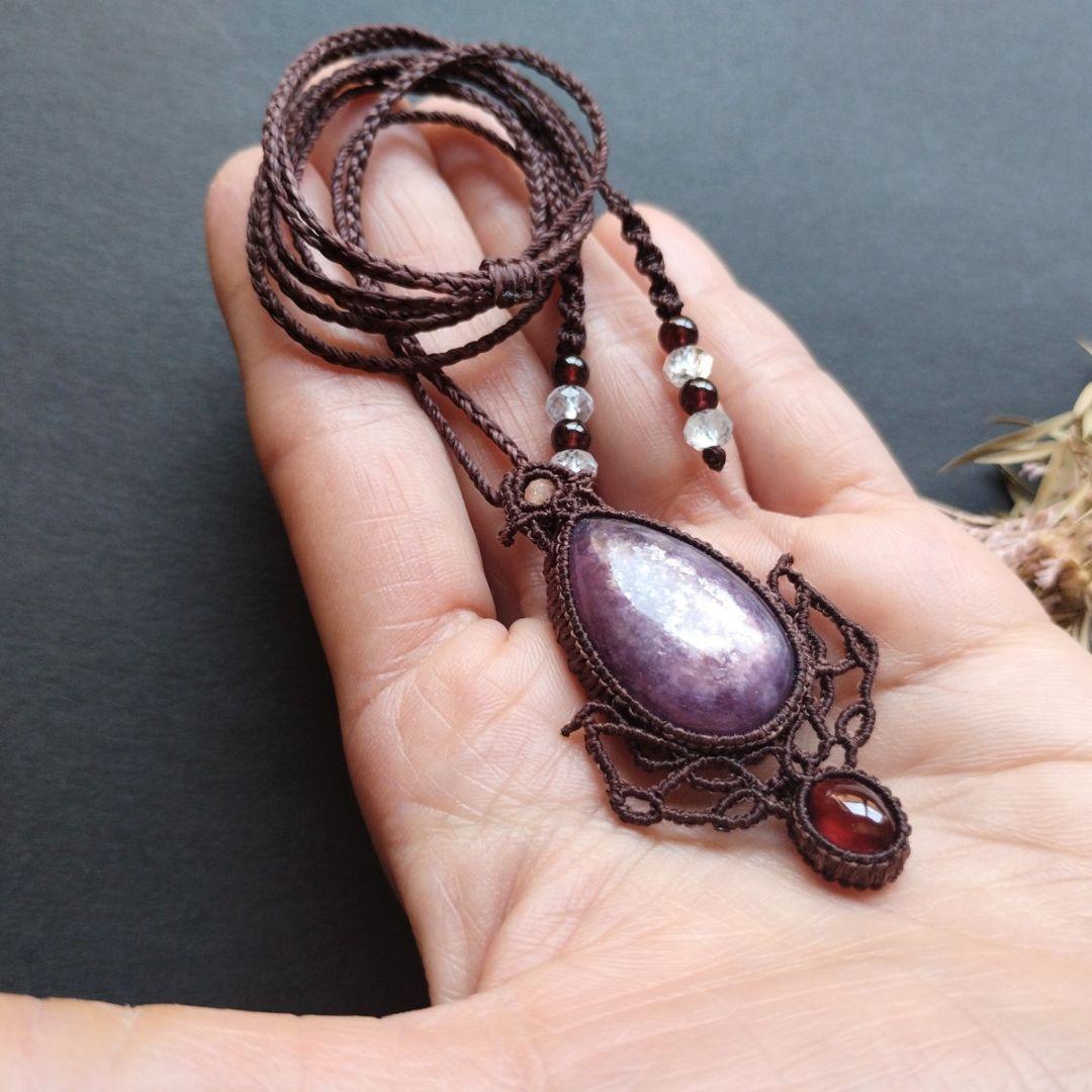 レピドライト＆ガーネットのマクラメ編みネックレス　ペンダント　天然石