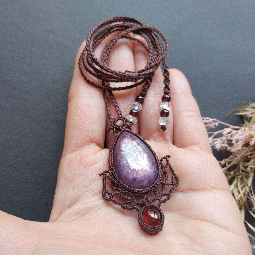 レピドライト＆ガーネットのマクラメ編みネックレス　ペンダント　天然石