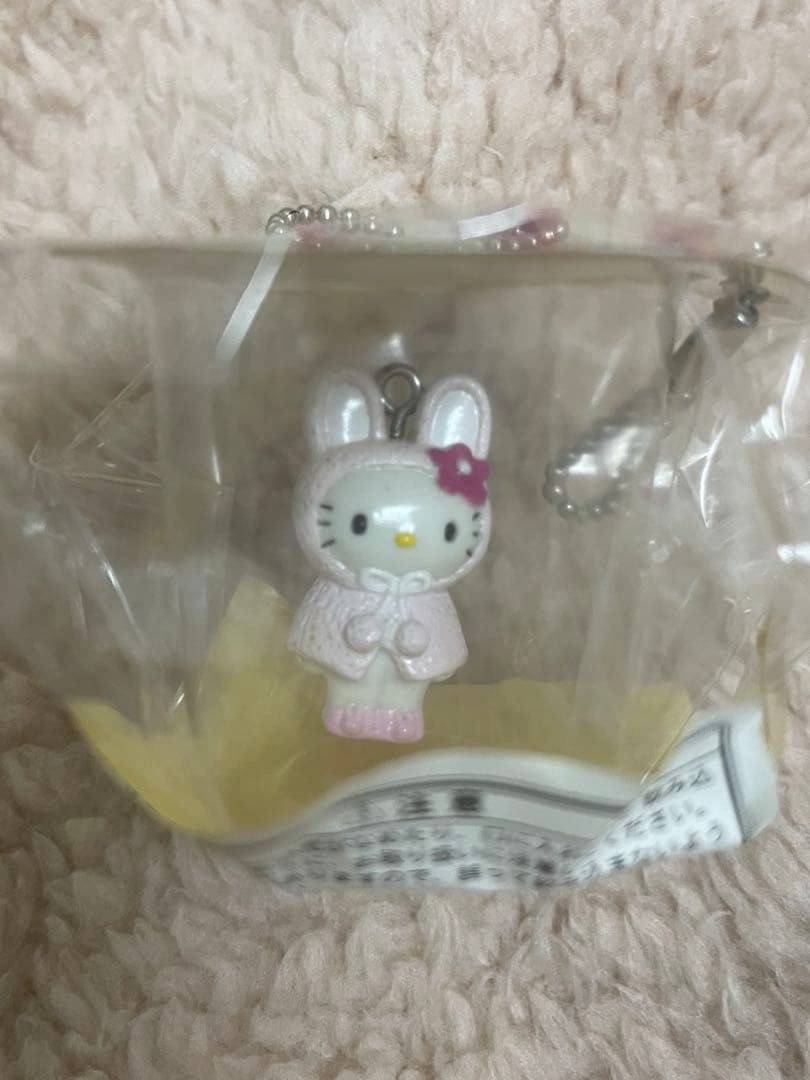 激レア　ハローキティ カップ入りうさぎキティちゃん、ボールチェーン　ストラップ