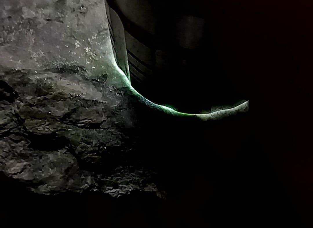 ★翡翠原石★糸魚川転石硬玉【横川・川ズレ・カチ割り2.6kg】