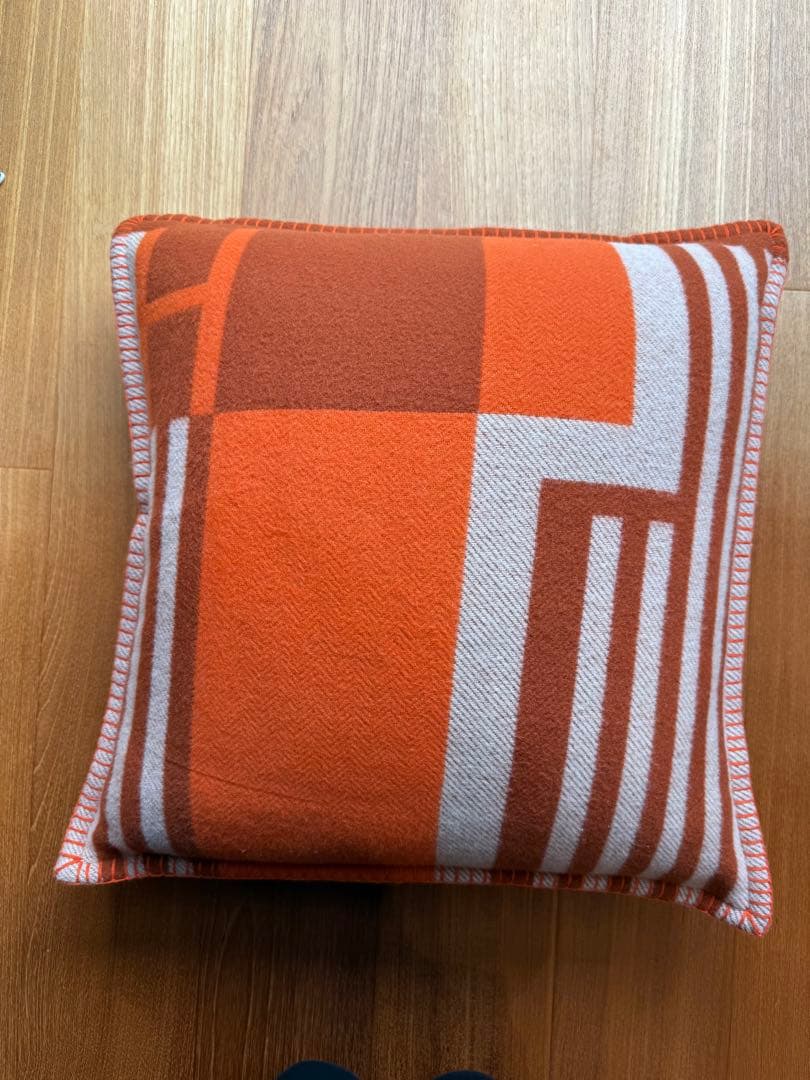 HERMES エルメス　イターク　クッション　オレンジ
