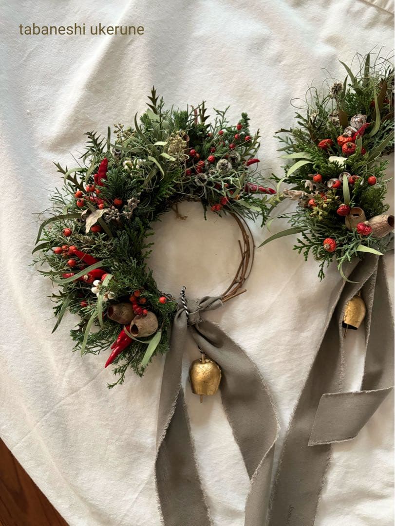 野バラの実やベルギーナッツを紡いだ　ベル付き　三日月　クリスマス　リース