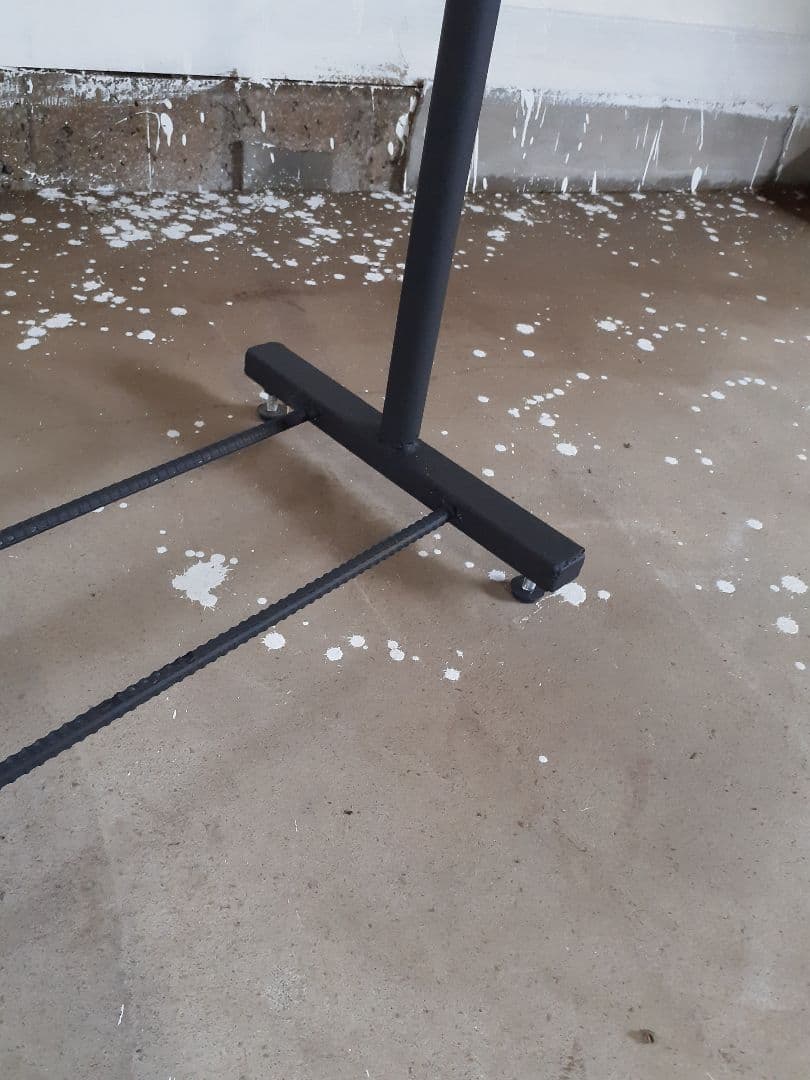 ガス管の黒い金属製ハンガーラック　インダストリアル家具