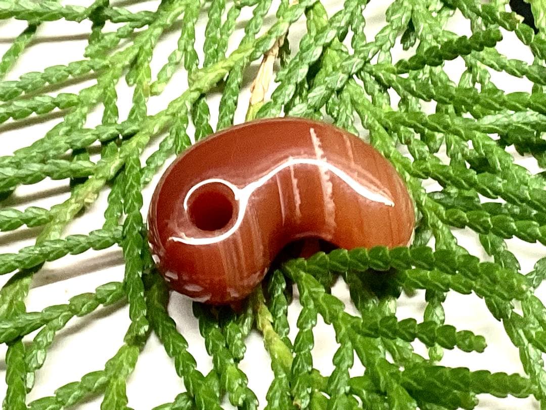 ✳赤は希少で5〜7万円です‼️山形県＊霊宝月山赤めのう勾玉　真っ赤な結晶　本物保証