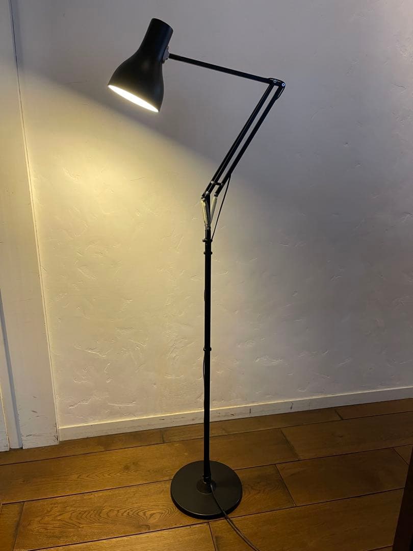 黒のフロアスタンド アーム調整可能