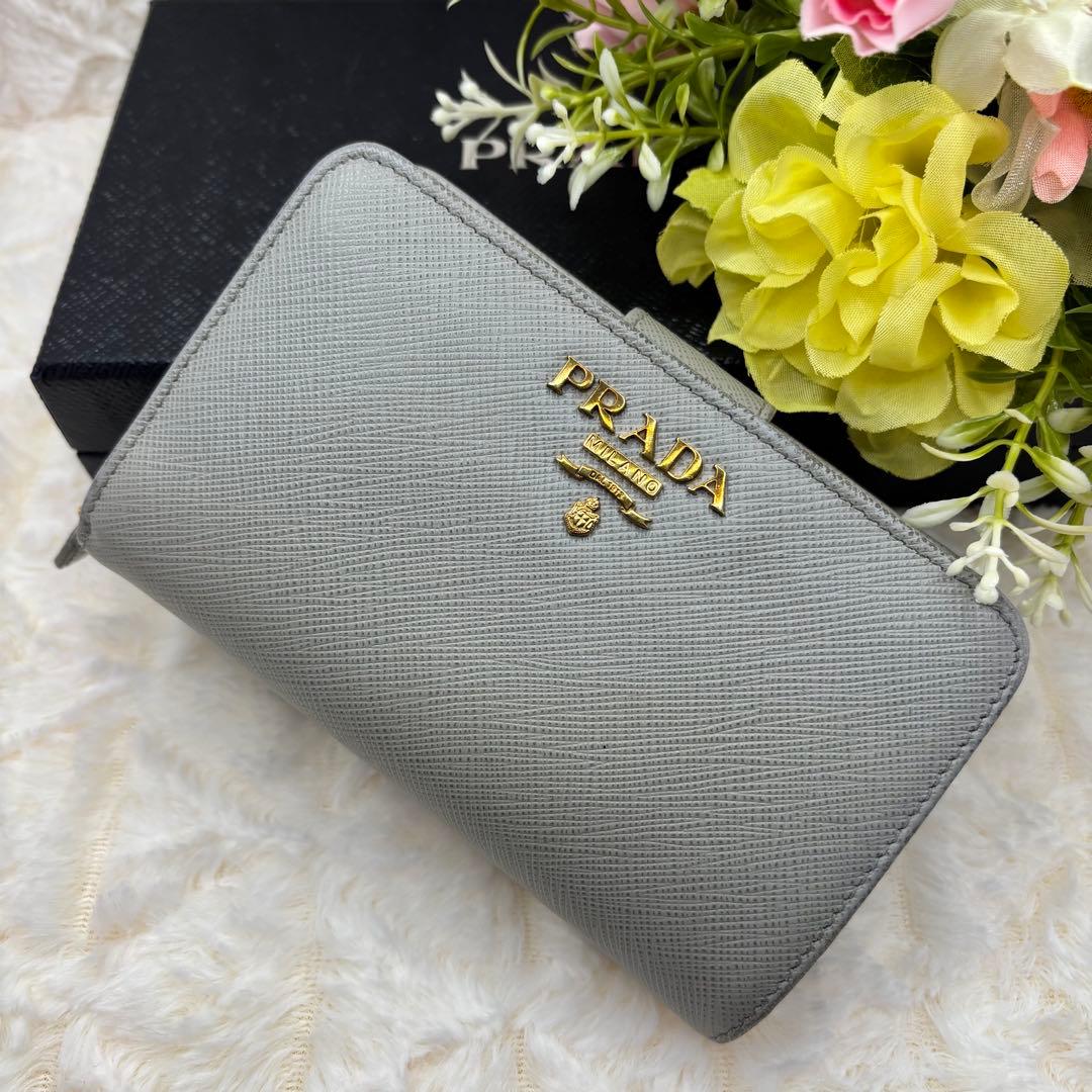 美品　プラダ✨グレー　サフィアーレザー　二つ折り　L字ファスナー　ICチップ内蔵