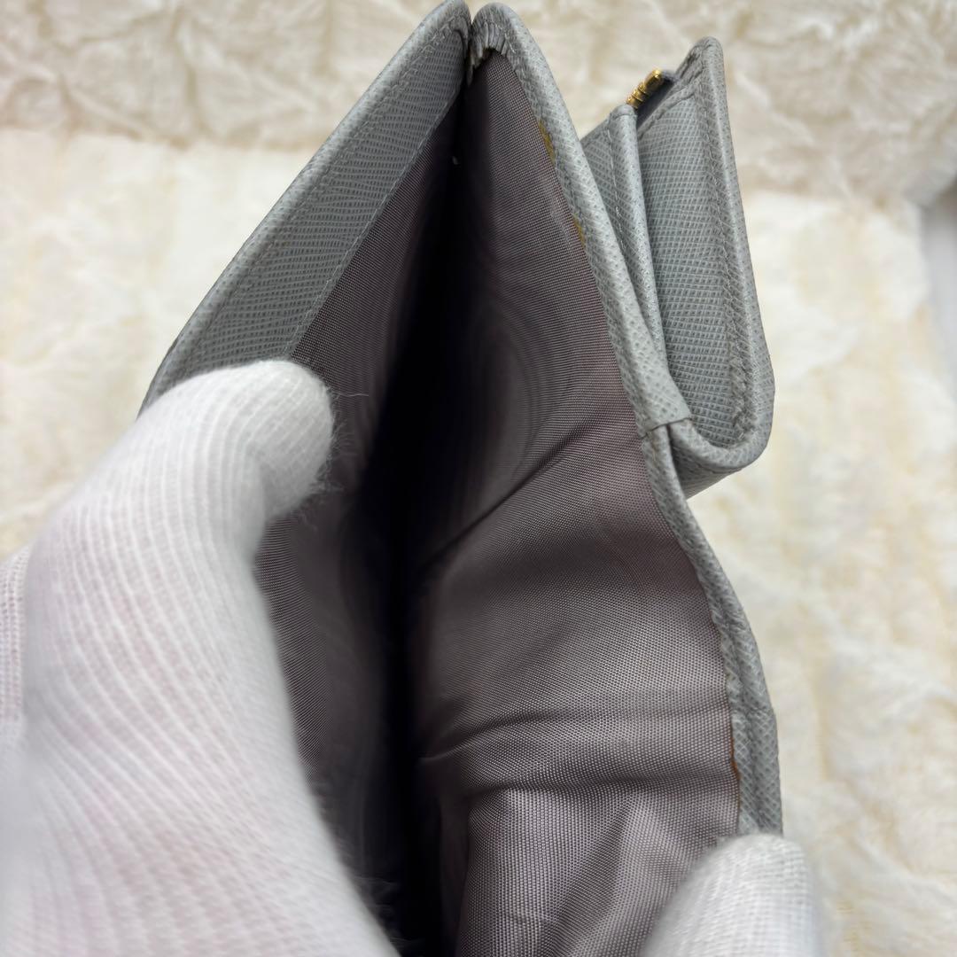 美品　プラダ✨グレー　サフィアーレザー　二つ折り　L字ファスナー　ICチップ内蔵