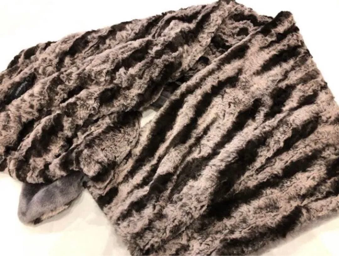 新品　イヴ　サンローラン　ひざ掛け　肩掛けにも　モコモコ　ストール