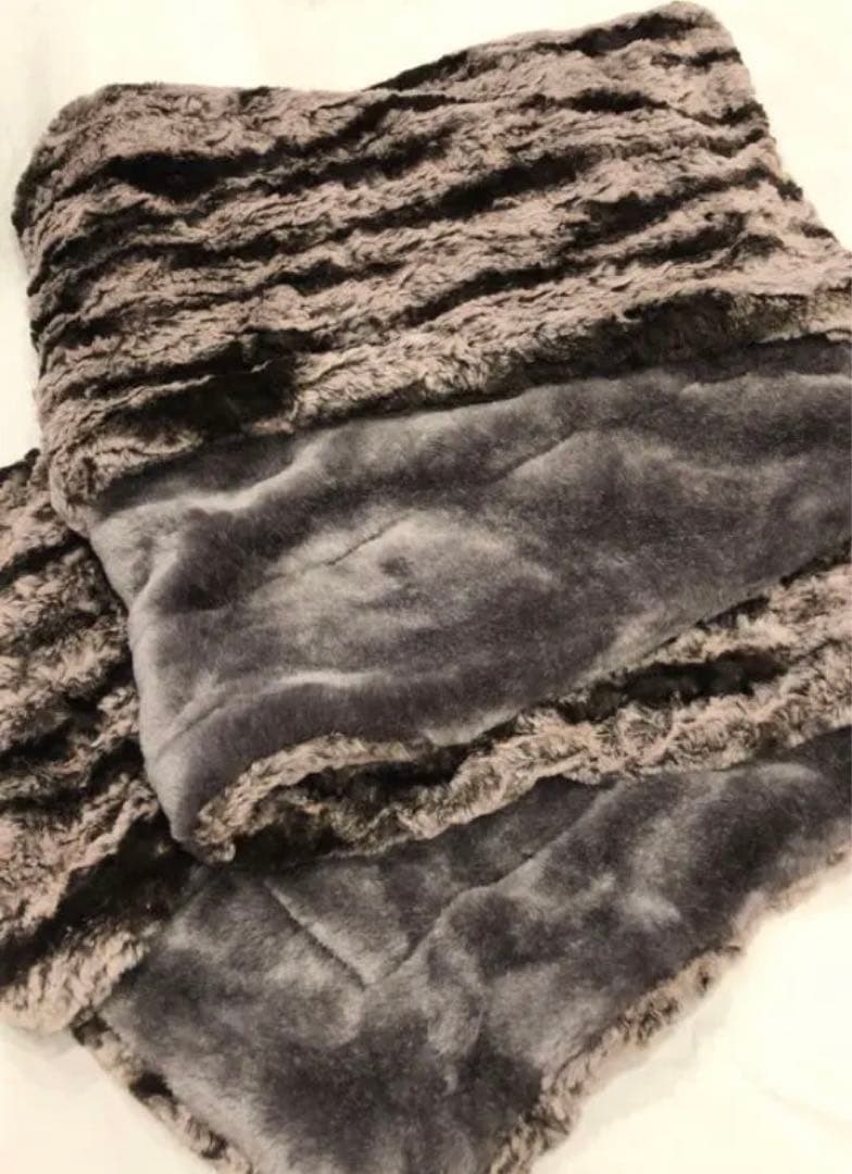 新品　イヴ　サンローラン　ひざ掛け　肩掛けにも　モコモコ　ストール