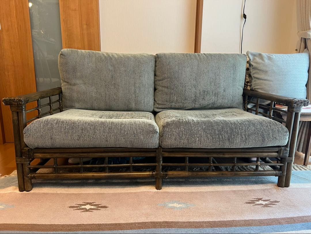 KAZAMA グレー布製2人掛けソファ