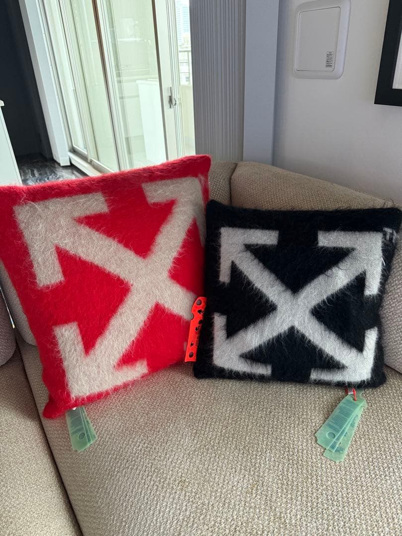 【美品✨】赤黒オフホワイト矢印クッション