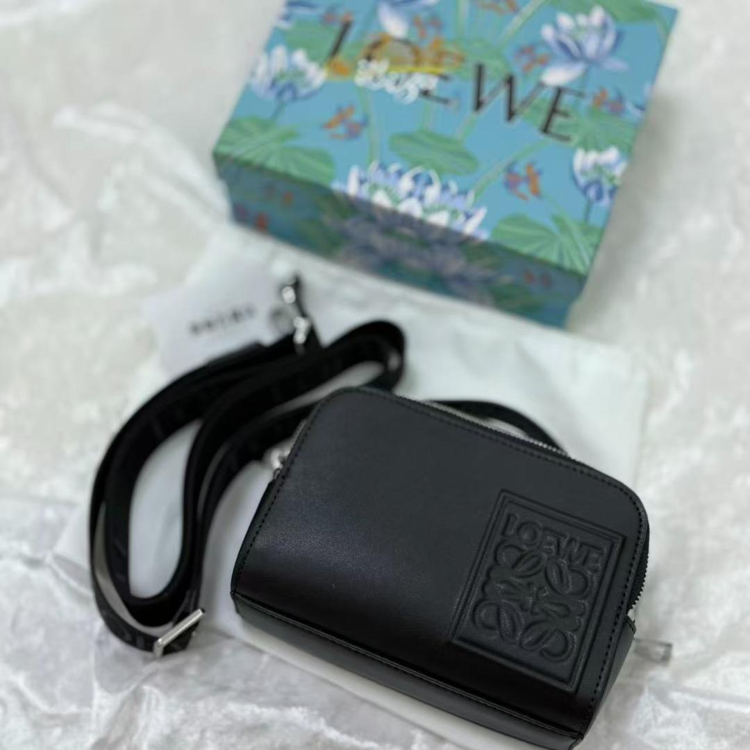 ブラックレザーのメッセンジャーバッグ