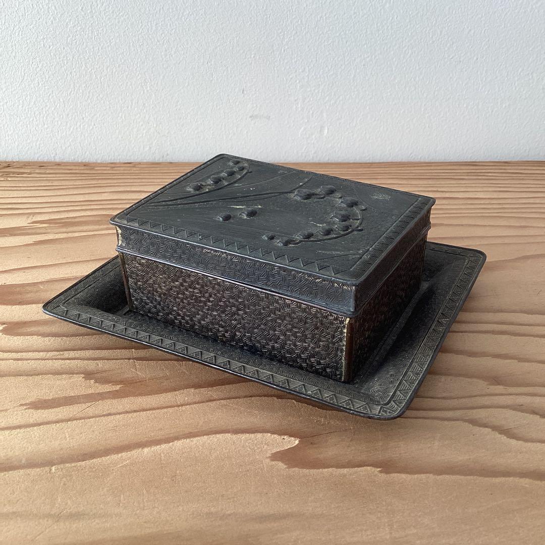 スズランの装飾の煙草入れ　煙草盆　小物入れ　受け皿付　鈴蘭　シガレットケース