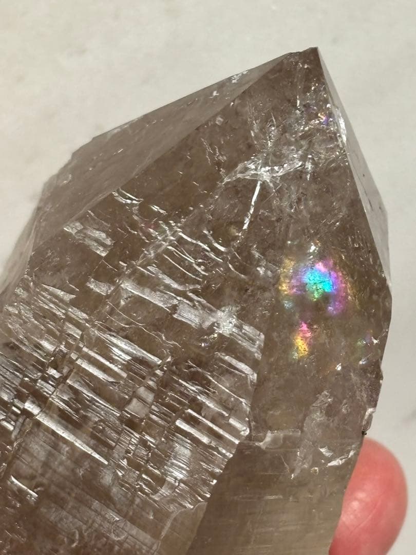 パキスタン産ハシュピ鉱山　ライトスモーキークォーツ　340 g. 太陽みたいな虹