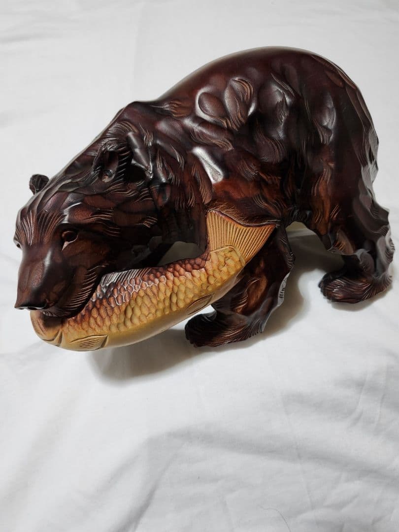 木製クマの置物 魚をくわえたデザイン 約30cm