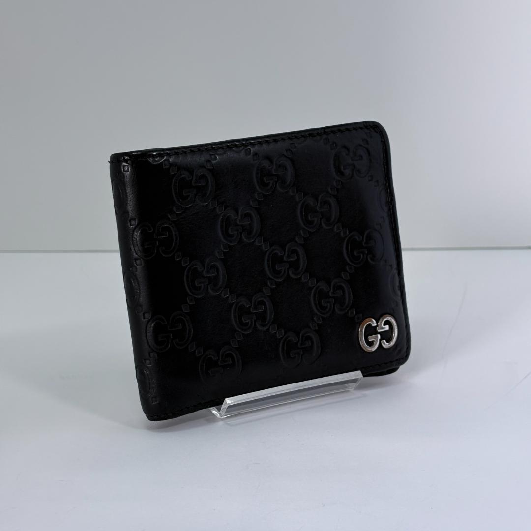 GUCCIのブラックレザー二つ折り財布、GGパターンデザイン