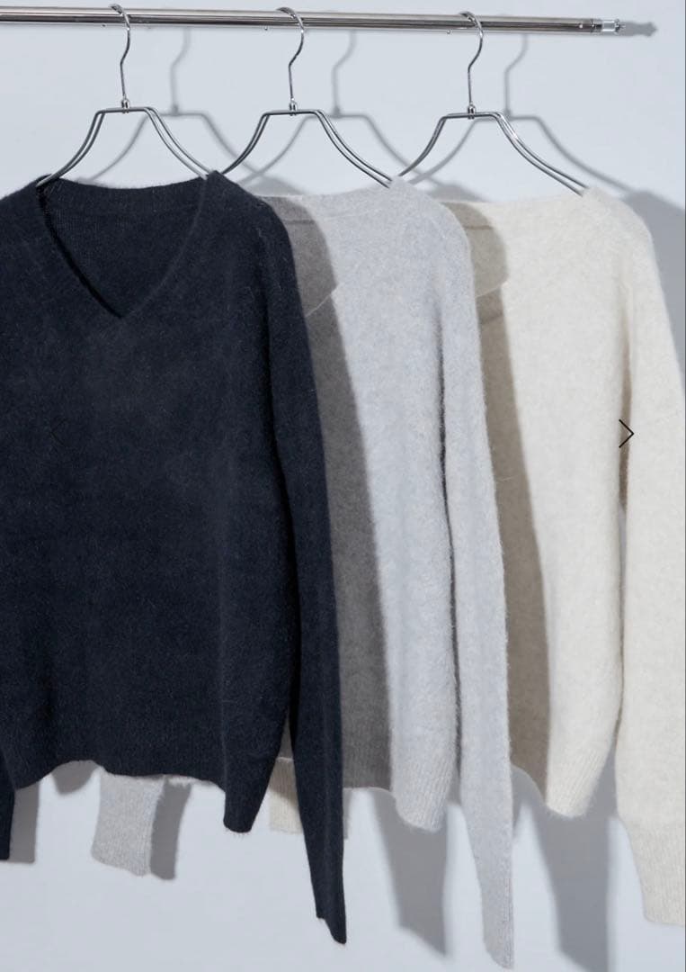 アデ Ade' 田丸麻紀FOX Vネックニットプルオーバー ブラック