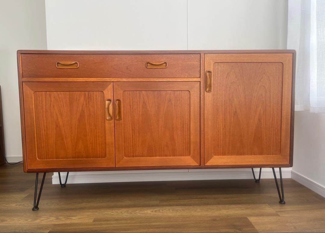G-plan サイドボード　アイアンレッグ　ミッドセンチュリー木製キャビネット