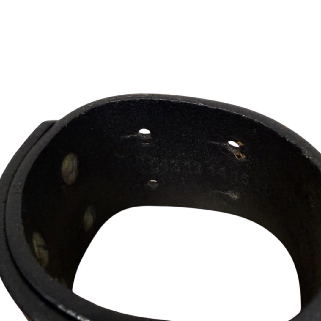 スタッズ付き黒レザーブレスレット