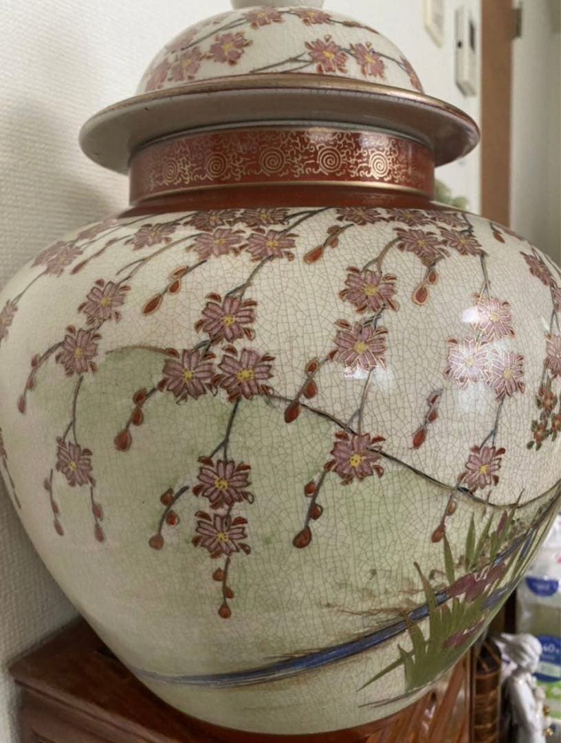 薩摩焼　花鳥図　金彩絵　豪華　壺　飾り物　蓋付　高さ42cm 年代物