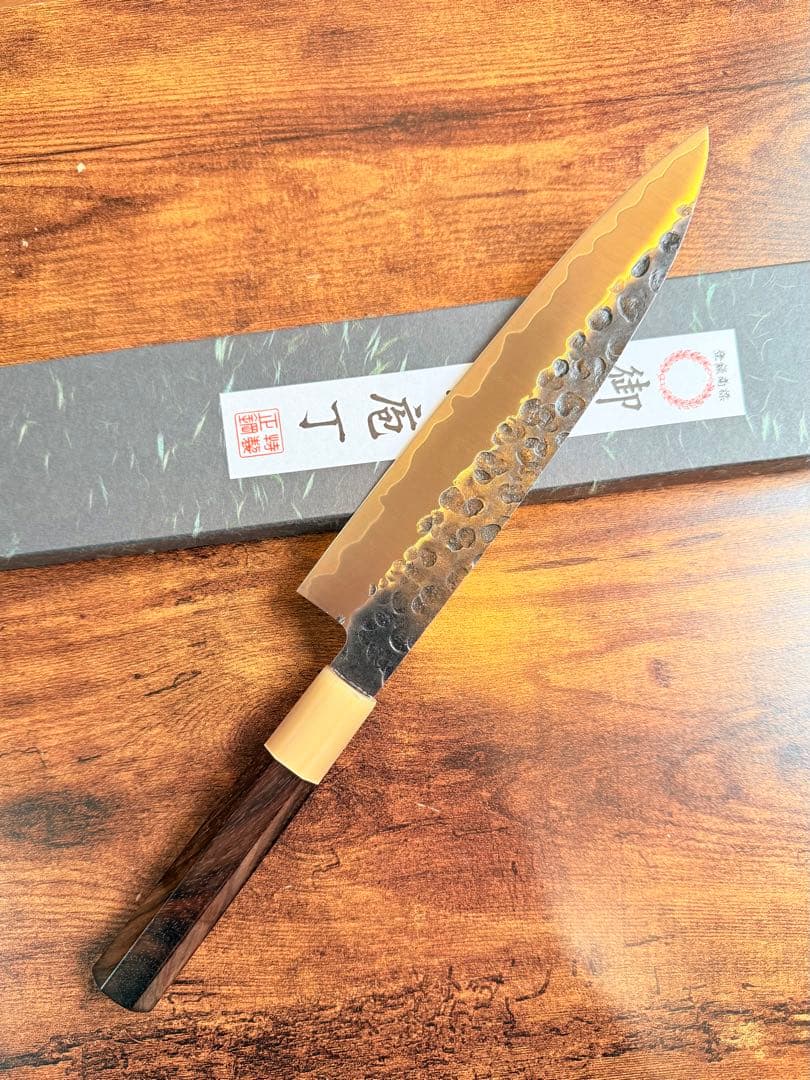 義弘作　和牛刀　包丁　黒打 ステンレスAUS-8A 7寸　紫檀白水牛八角柄