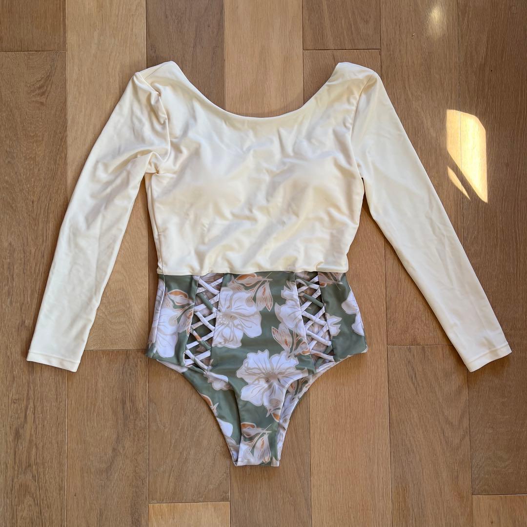 SWELLY 長袖ワンピース水着 フラワープリント