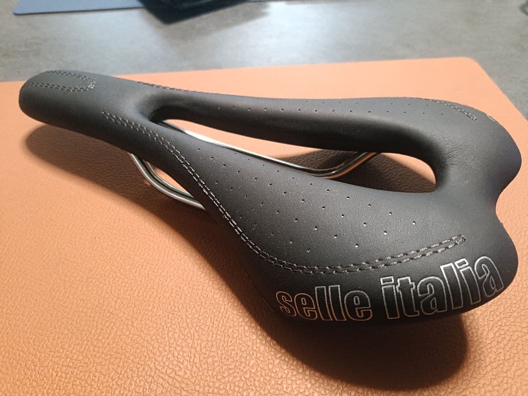 セライタリア サドル　 SLR Lady カーボン