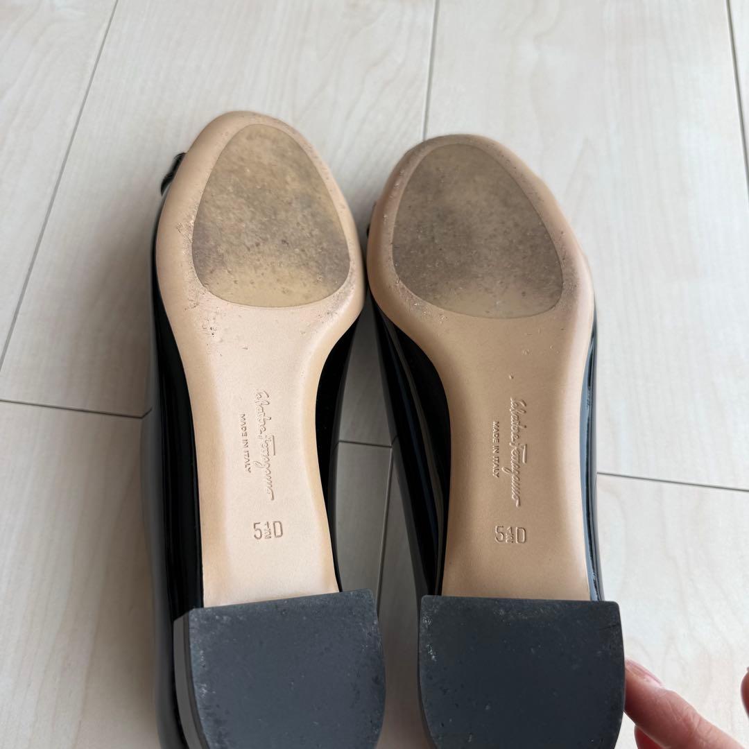 フェラガモ　フラットシューズ　パンプス　靴　レディース　黒　エナメル　23