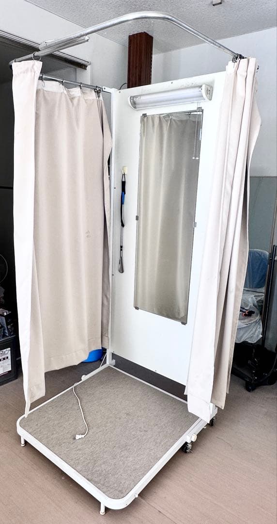 フィッティングルーム　試着室　アパレル