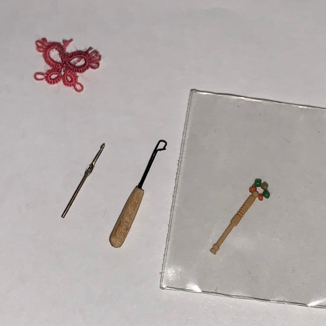 ヨーロッパ　手芸用品のミニチュア　かぎ針　ドールハウス