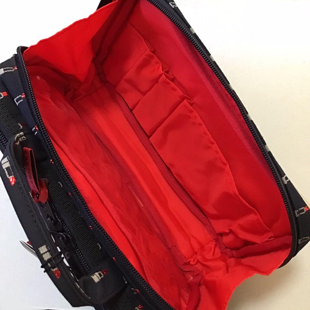 新品　アルティザン&アーティスト 大きめサイズのスロープシェイプポーチ