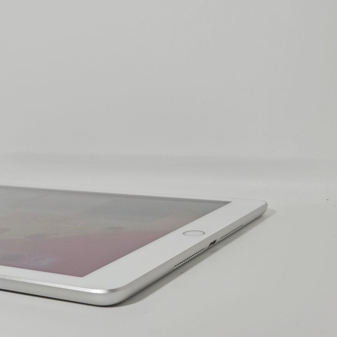 美品 動作品 iPad 第6世代 A1893 Wi-Fi シルバー 32GB