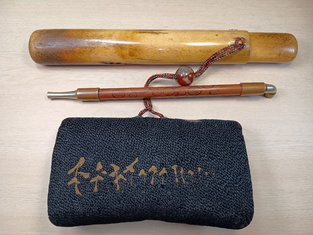 煙草入相良刺繍／達磨図前金具／美品煙管筒
