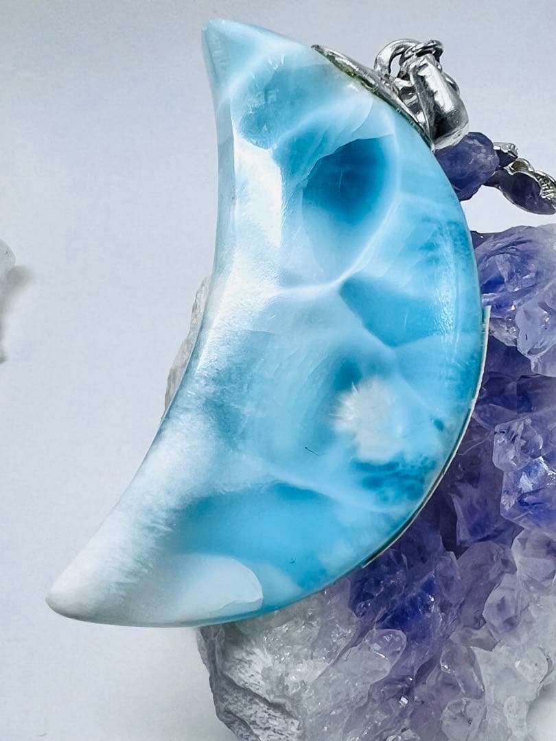 おすすめです高品質ラリマーペンダントトップ 月モチーフ お守り 天然石