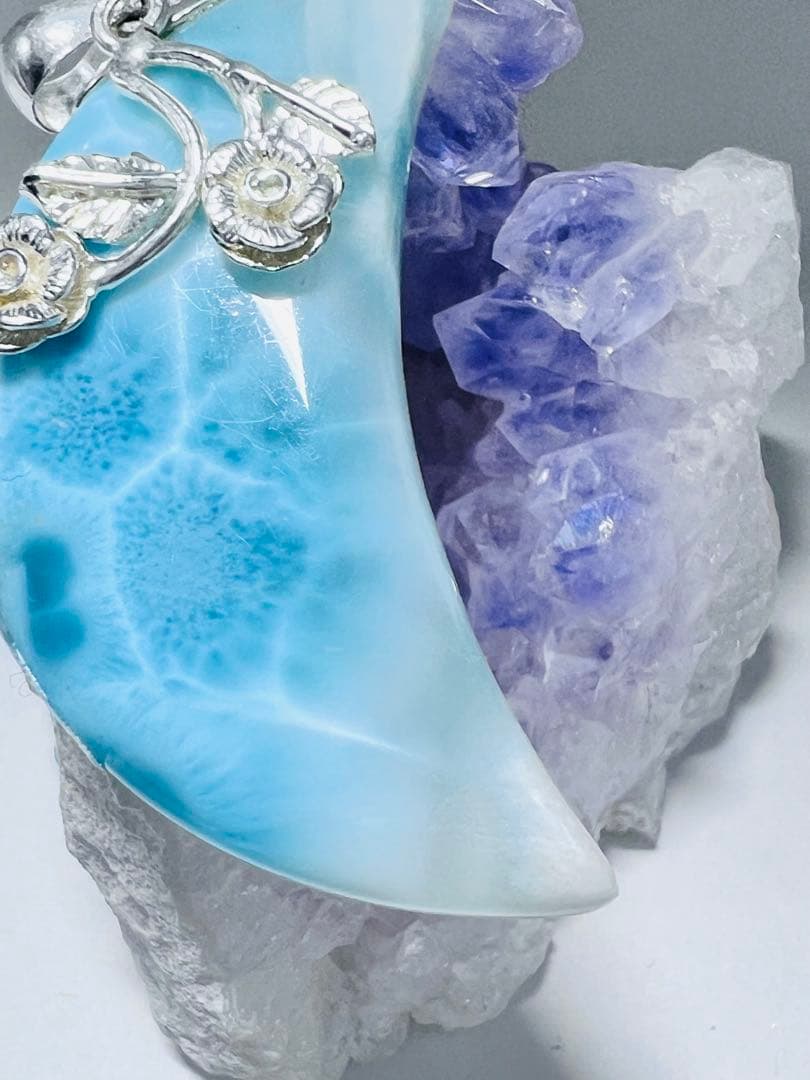 おすすめです高品質ラリマーペンダントトップ 月モチーフ お守り 天然石