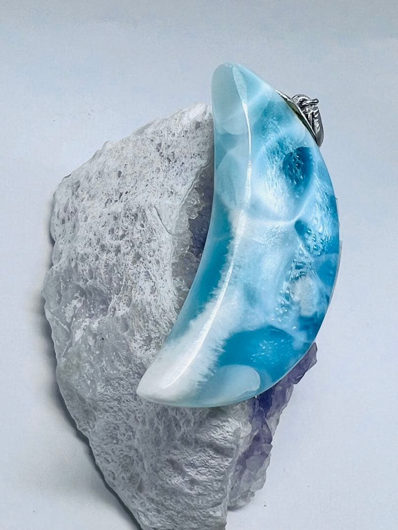 おすすめです高品質ラリマーペンダントトップ 月モチーフ お守り 天然石