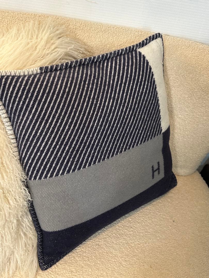 あ*ん様 ⭐️【全国送料無料】定価13万　HERMES エルメス　クッション　H