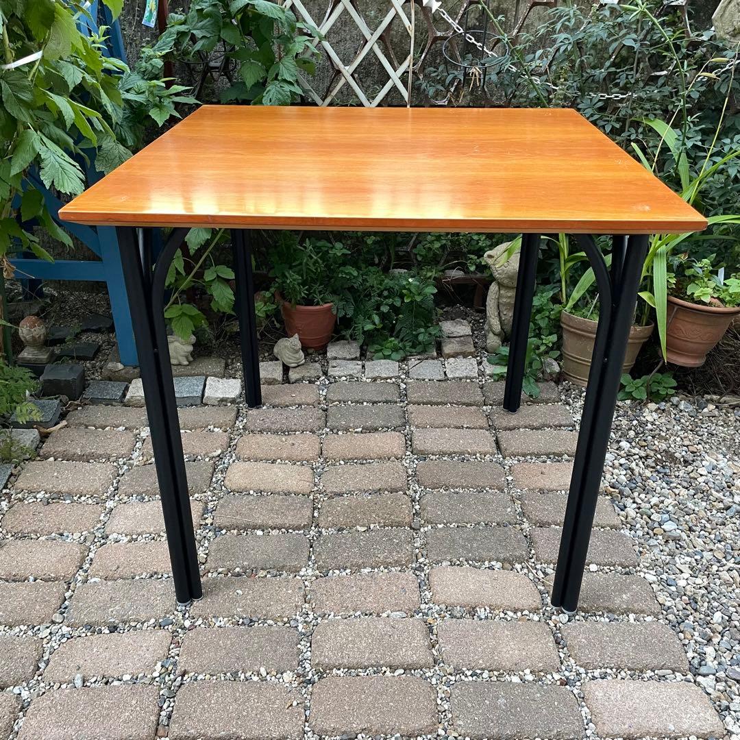 フレデリシア　ナナディツエル　トリニダード・トバゴテーブル小　ウェグナー 北欧②