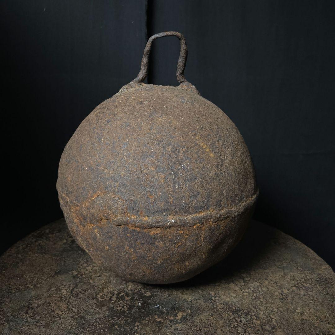 奇跡的なぴったりの台座付き、鉄味最上級の取っ手付き鉄球　骨董市古道具